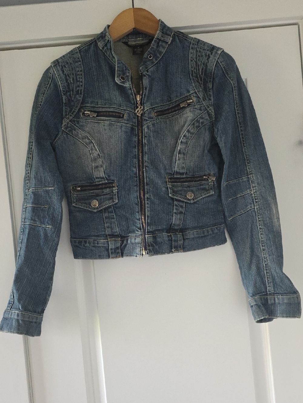 VINTAGE...Rocawear Women's Medium Blue Denim Zip Jacket